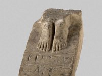 Aeg S 39  Aeg S 39, Neues Reich?, Sockel einer Statuette der Ta-net-ib, Kalkstein, H 3,2 cm, B 4,7 cm, T 8,0 cm : Bestandskatalog Ägypten, Museumsfoto: Claus Cordes